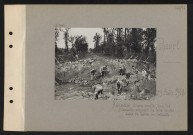 Passel. Réparation de la route que les Allemands viennent de faire sauter avant de battre en retraite