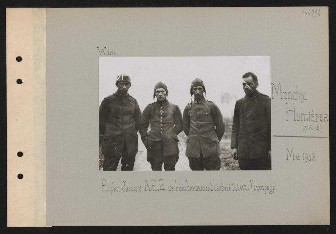 Monchy-Humières (près de). Biplan allemand AEG de bombardement capturé intact : l'équipage