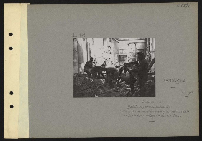 Boulogne. Le musée. Galerie de peinture bombardée. Soldats du service d'évacuation des œuvres d'art du front nord, déblayant des décombres