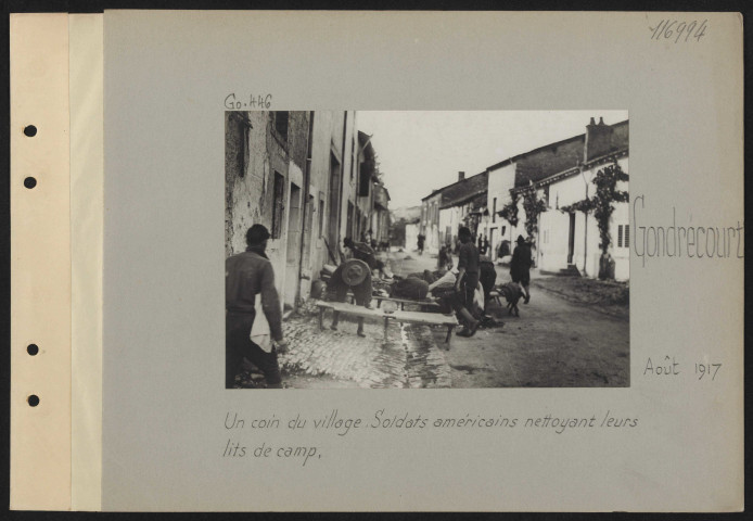 Gondrecourt. Un coin du village. Soldats américains nettoyant leurs lits de camp