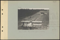 Camp de la Noblette (est de Cuperly, près du carrefour des routes de Suippes à Châlons et de Cuperly à La Cheppe). Camp d'aviation. Avion de chasse réglant sa mitrailleuse
