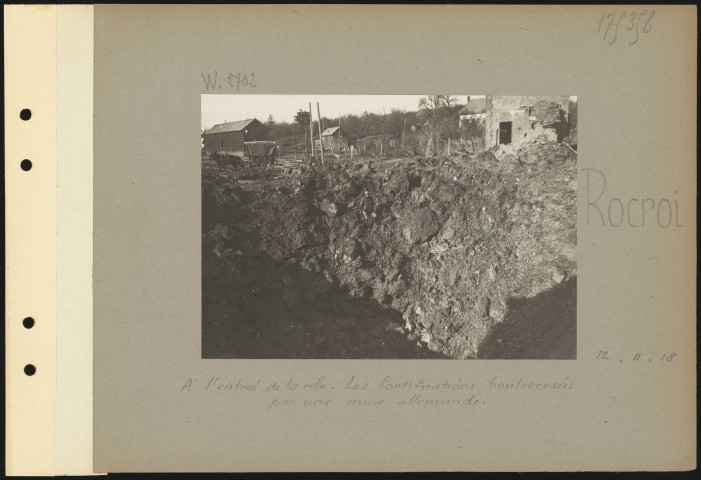 Rocroi. À l'entrée de la ville. Les fortifications bouleversées par une mine allemande