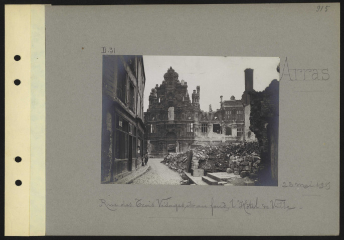 Arras. Rue des Trois Visages et, au fond, l'hôtel de ville