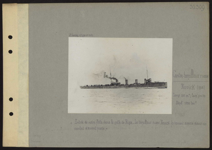 S.l. Contre-torpilleur russe Novick (1912). "Entrée de notre flotte dans le golfe de Riga. Le torpilleur russe Novick fortement avarié dans un combat d'avant-poste." Longueur 102 mètres ; largeur 9,50 mètres ; dépl. 1200 tonnes