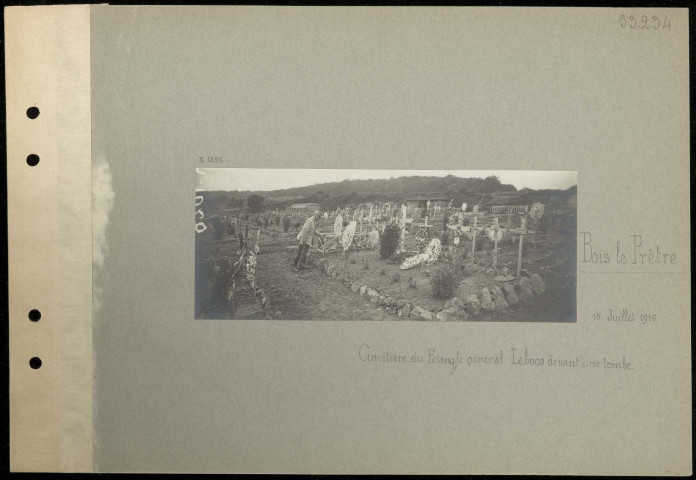 Bois le Prêtre. Cimetière du Pétant ; le général Lebocq devant une tombe
