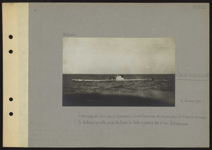 S.l. Sous-marin allemand. L'équipage du sous-marin répondant aux acclamations du vapeur grec. Le sous-marin remorque la chaloupe qui alla porter les livres du bord et passe à 200 mètres du Nafcratoussa