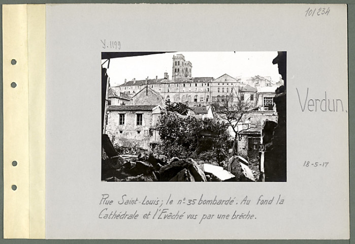 Verdun. Rue Saint-Louis . Le numéro 35 bombardé. Au fond la cathédrale et l'évêché vus par une brèche