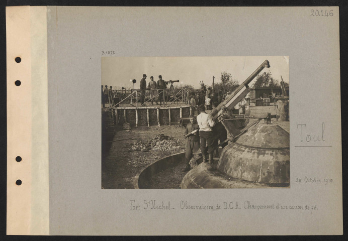 Toul. Fort Saint-Michel, observatoire de DCA. Chargement d'un canon de 75