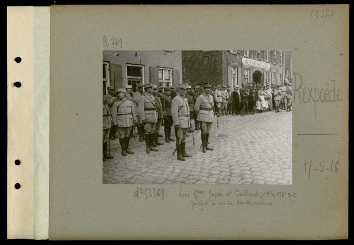 Rexpoëde. Dans le village. Remise de décorations par le général Hély d'Oissel, commandant le 36e C.A. Le général Joppé décore un officier. Les généraux Joppé et Guillaud, commandant la 174e brigade d'infanterie pendant la remise des décorations