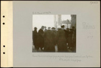 Reims. Place du Parvis. Visite de Lloyd George ; de gauche à droite : Lloyd George, le cardinal Luçon, monseigneur Neveu. Madame X, interprète de Lloyd George