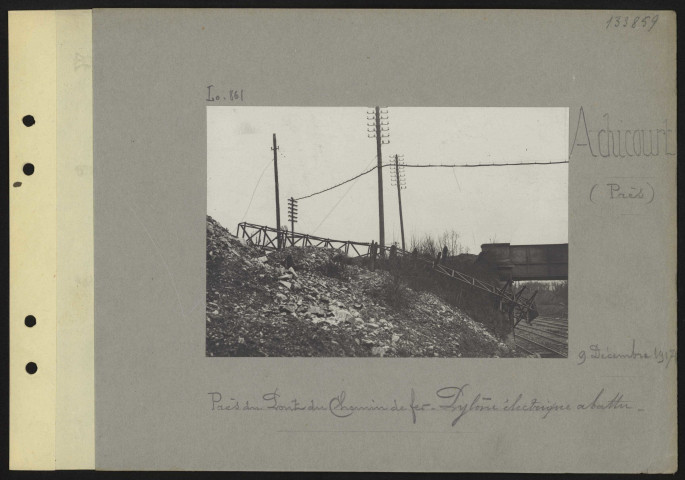 Achicourt (près). Près du pont du chemin de fer. Pylône électrique abattu