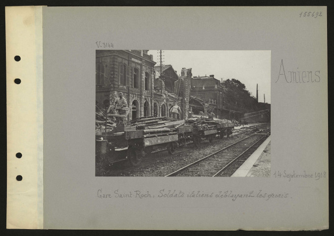 Amiens. Gare Saint-Roch : soldats italiens déblayant les quais