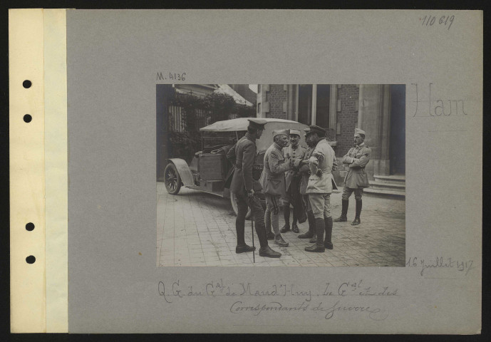 Ham. Quartier général du général de Maud'huy. Le général et des correspondants de guerre