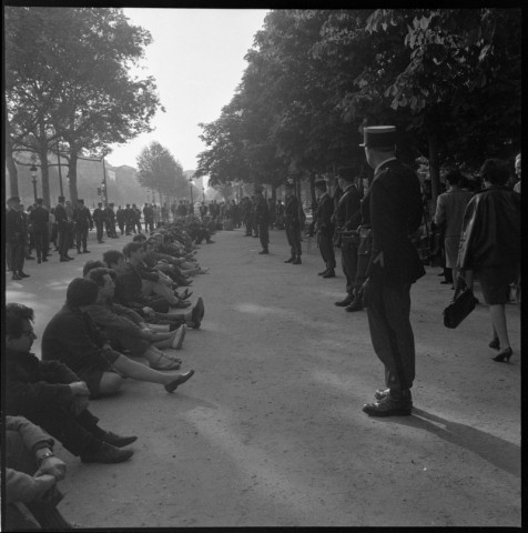 Marche antiatomique aux Champs-Elysées