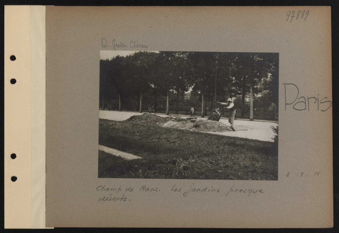 Paris. Champ-de-Mars. Les jardins presque déserts