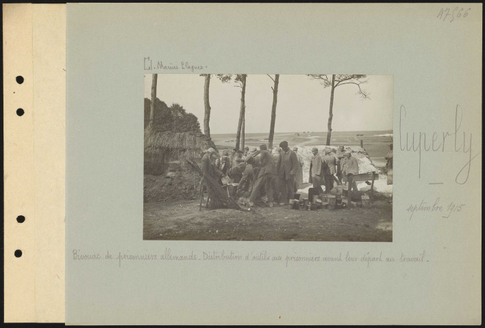 Cuperly. Bivouac de prisonniers allemands. Distribution d'outils aux prisonniers avant leur départ au travail