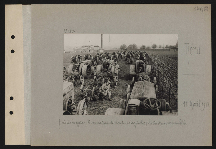 Méru. Près de la gare : évacuation de tracteurs agricoles ; les tracteurs rassemblés