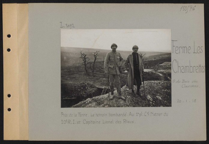 Ferme Les Chambrettes (ouest du Bois des Caurières). Près de la ferme. Le terrain bombardé. Au premier plan, colonel Netner du 20e RI et le capitaine Lionel des Rieux