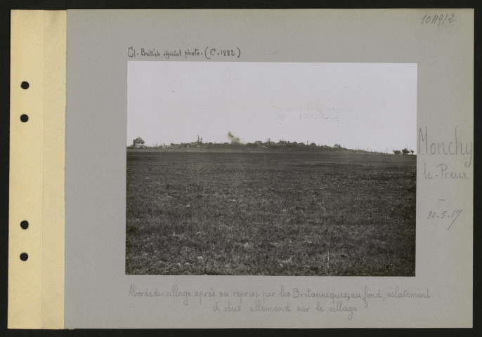Monchy-le-Preux. Abords du village après sa reprise par les Britanniques ; au fond, éclatement d'obus allemand sur le village