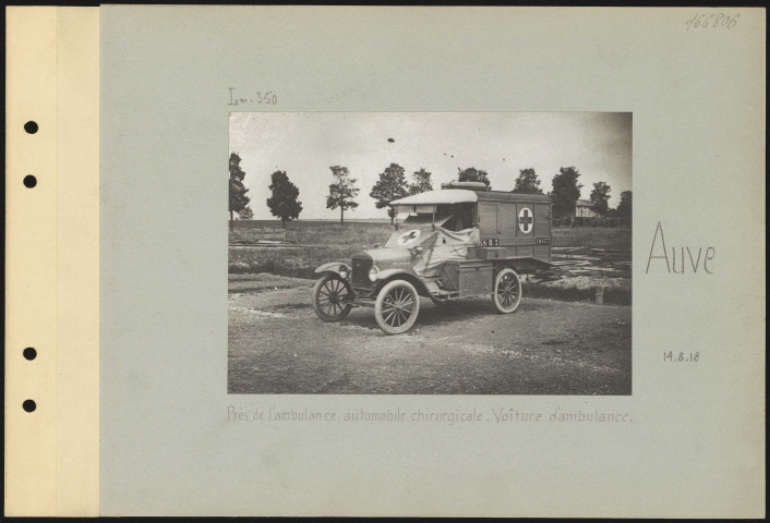 Auve. Près de l'ambulance automobile chirurgicale. Voiture d'ambulance