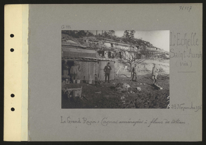 L'Échelle-Saint-Aurin (près). Le grand Ravin : cagnas aménagées à flanc de côteau