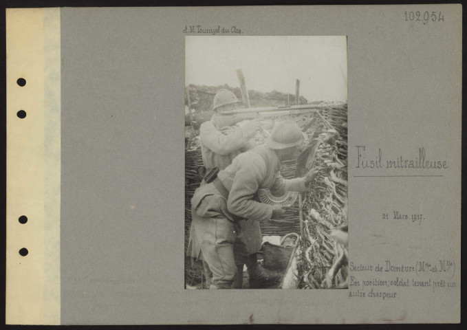 Secteur de Domèvre (Meurthe et Moselle). Fusil-mitrailleuse en position ; soldat tenant prêt un autre chargeur