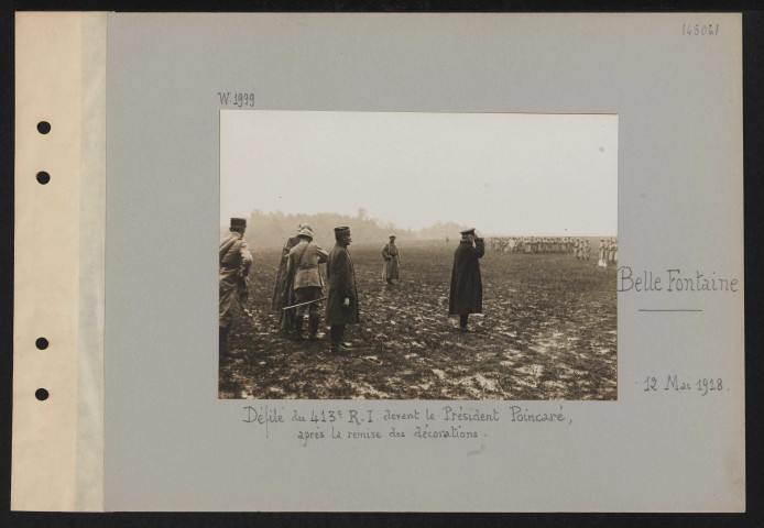 Belle-Fontaine. Défilé du 413e RI devant le président Poincaré, après la remise des décorations
