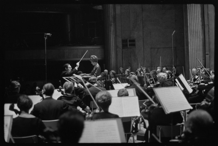 Orchestre jouant « Pacem in terris » de Darius Milhaud