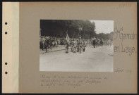 Saint-Germain-en-Laye. Revue d'une division et remise de décorations par le général Defforges. Le défilé des troupes