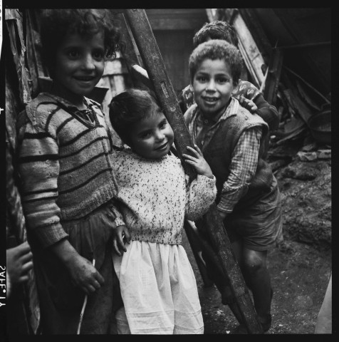 Portraits de personnes vivant dans des habitats précaires