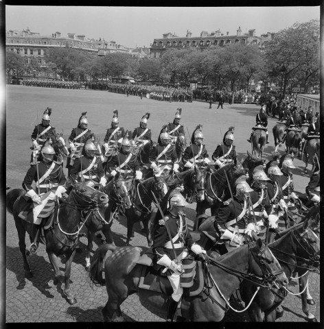 Défilé à l'Arc de Triomphe : le général de Gaulle et Michel Debré en voiture et la Garde républicaine à cheval