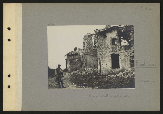 Rambucourt. Ruines. Sentinelle gardant la route