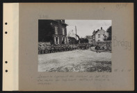 Brégy. Devant le logement du colonel du 33e RI. Les restes du régiment défilant devant le drapeau
