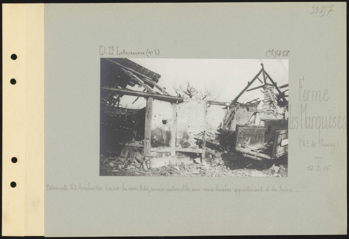 Ferme Les Marquises (nord-est de Prunay). Bâtiments nord-ouest bombardés. Vue sur la cour. À droite, camion automobile aux roues brisées appartenant à la ferme