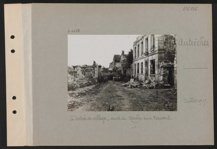 Autrêches. L'entrée du village, route de moulin-sous-Touvent