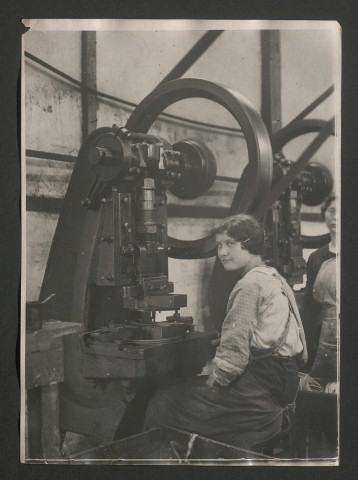 Fabrique de casques à l'usine Dupeyron à Paris (Seine)