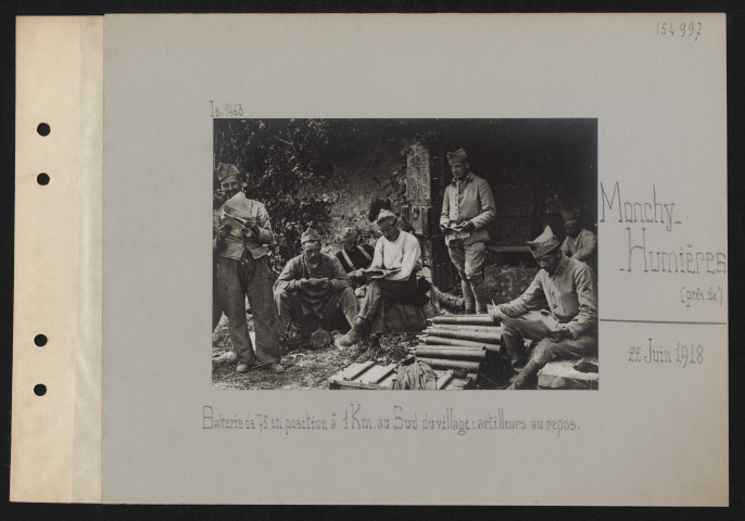 Monchy-Humières (près de). Batterie de 75 en position à un kilomètre au sud du village : artilleurs au repos