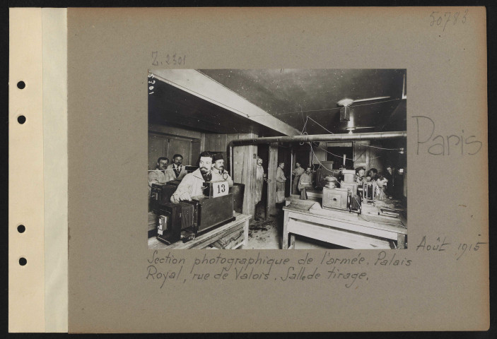 Paris. Section photographique de l'armée. Palais-Royal rue de Valois. Salle de tirage