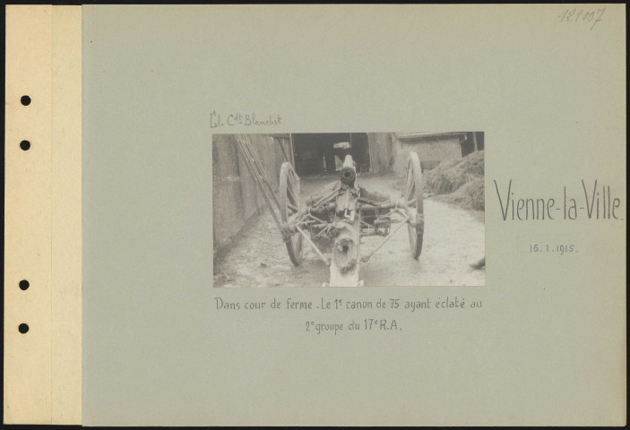 Vienne-la-Ville. Dans cour de ferme. Le premier canon de 75 ayant éclaté au 2e groupe du 17e régiment d'artillerie