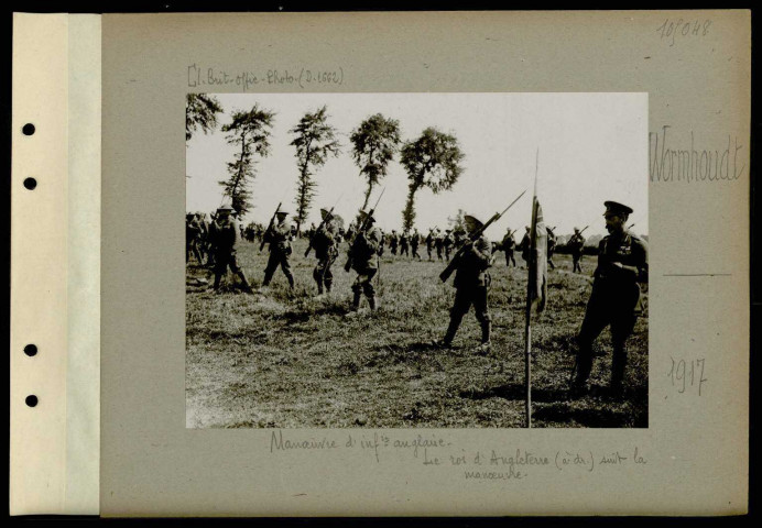 Wormhoudt. Manœuvre d'infanterie anglaise. Le roi d'Angleterre (à droite) suit la manœuvre
