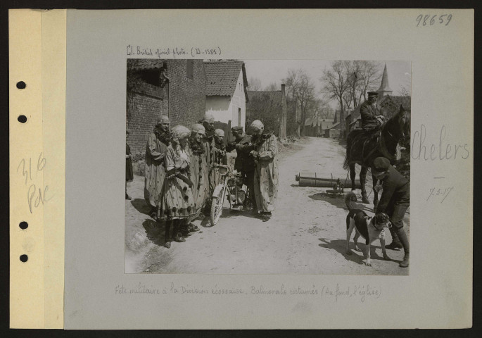 Chelers. Fête militaire à la Division écossaise. Balmorals costumés. Au fond, l'église