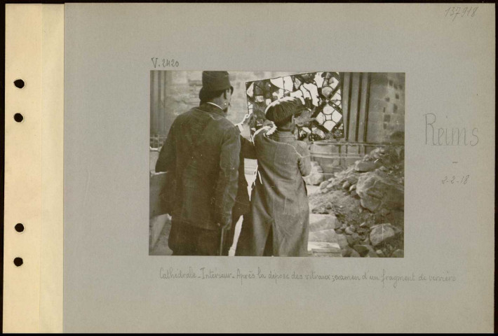 Reims. Cathédrale. Intérieur. Après la dépose des vitraux ; examen d'un fragment de verrière