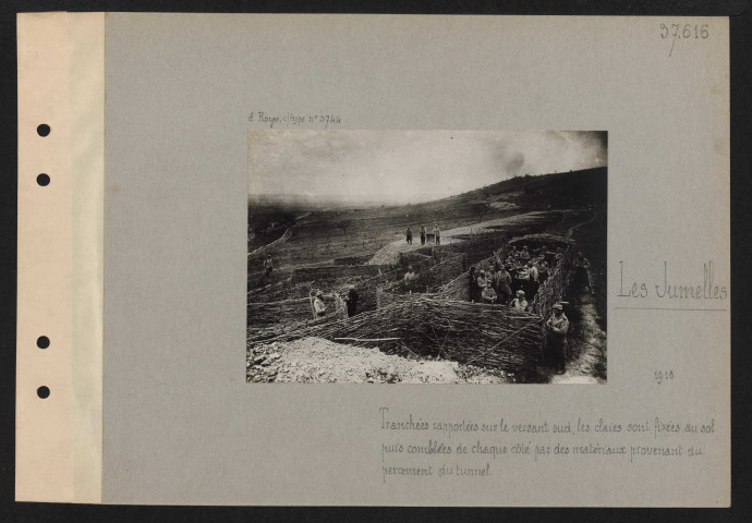 Les Jumelles. Tranchées rapportées sur le versant sud ; les claies sont fixées au sol puis comblées de chaque côté par des matériaux provenant du percement du tunnel