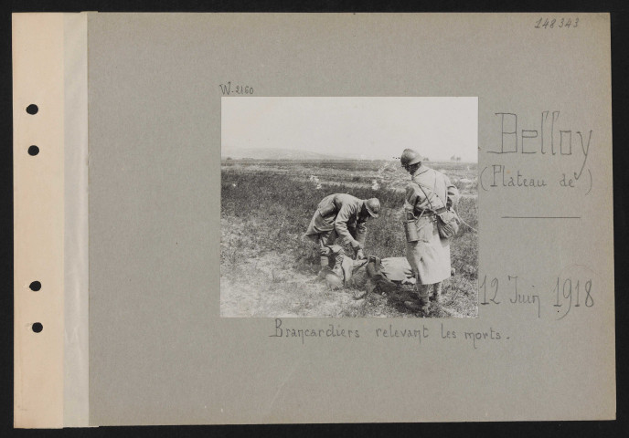 Belloy (plateau de). Brancardiers relevant les morts