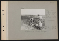 Belloy (plateau de). Brancardiers relevant les morts