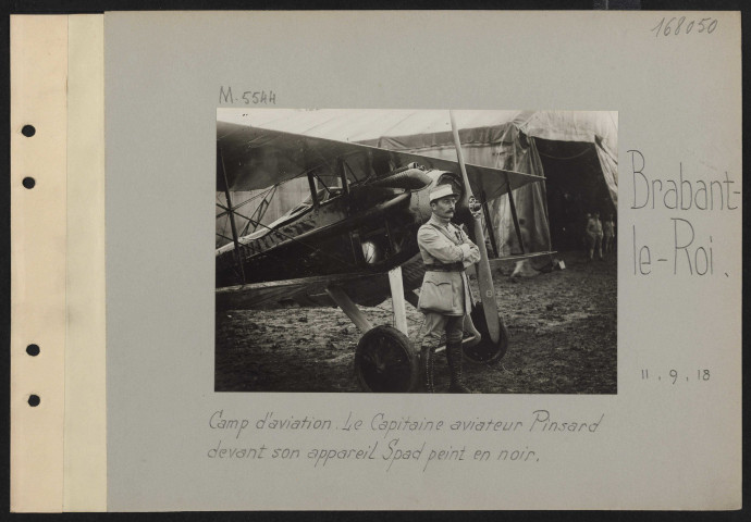 Brabant-le-Roi. Camp d'aviation. Le capitaine aviateur Pinsard devant son appareil Spad peint en noir