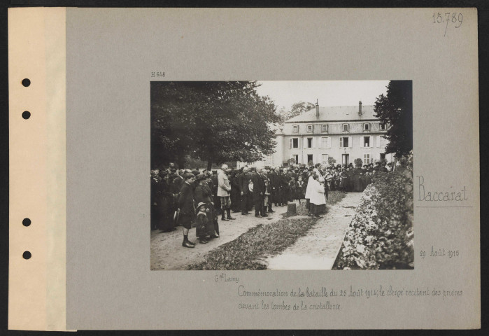 Baccarat. Commémoration de la bataille du 25 août 1914 ; le clergé récitant des prières devant les tombes de la cristallerie