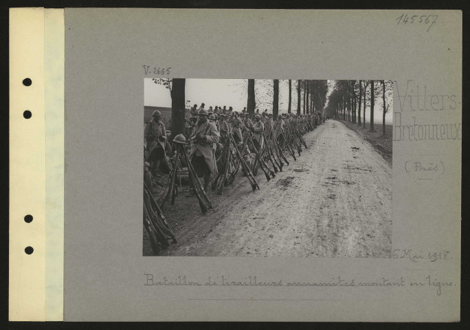 Villers-Bretonneux (près). Bataillon de tirailleurs annamites montant en ligne