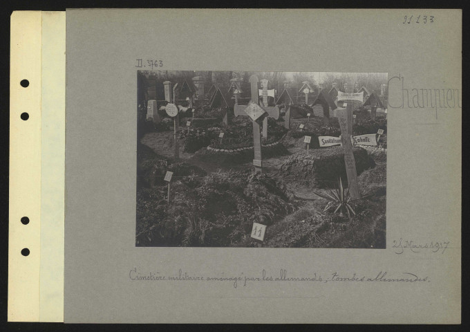 Champien. Cimetière militaire aménagé par les Allemands ; tombes allemandes