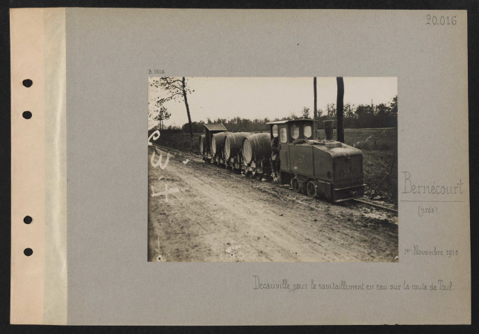Bernécourt (près). Decauville de ravitaillement en eau sur la route de Toul